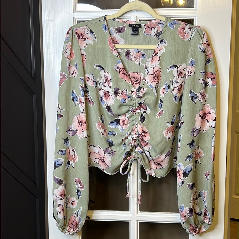 RUE 21 Floral Ruched Top Size‎ Large